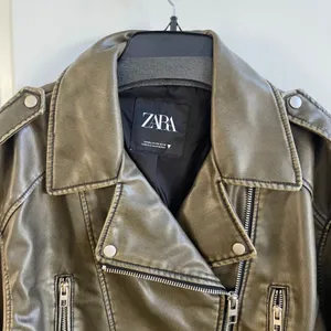 Zara Moto Jacket Women Small Olive Green Edgy Cropped Faux Leather Biker Coat thumbnail 3