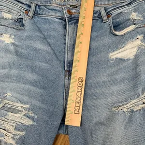 American Eagle Women Mom Jean Light Wash Distressed Ripped Denim Size 14 Regular thumbnail 4