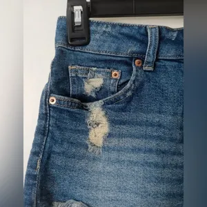 H&M Divided‎ Distressed Denim Shorts Women’s Size 2 thumbnail 5