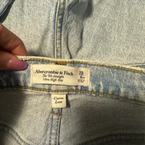 Abercrombie & Fitch Light Blue 90’s Straight Ultra High Rise Jeans thumbnail 4