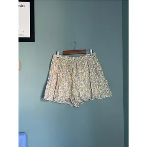 American Eagle High Waisted Flowy Short  Size Small Yellow Floral Ditsy Print thumbnail 2