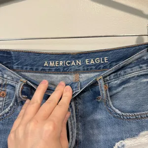 American Eagle Medium Wash High Waisted 90s Boyfriend Short Distressed Size 4 thumbnail 5