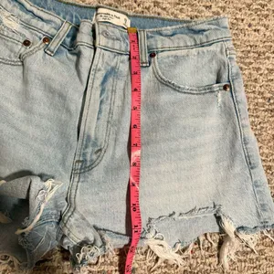 Abercrombie & Fitch The Mom Short High Rise Light Wash- Size 6 (28) thumbnail 9