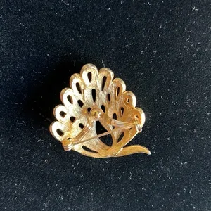 Vintage JJ Jonette abstract peacock gold tone metal brooch lucky charm thumbnail 3