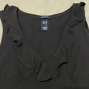 Gap size small black sleeveless ruffle neck knit top GUC thumbnail 3