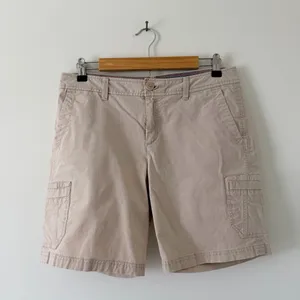Eddie Bauer Tan Cargo Shorts 8” Inseam Size 6 thumbnail 1