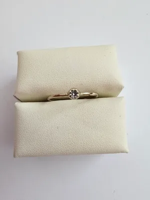 Vintage Gold Tone Minimalist Solitaire Ring - Bezel Set Rhinestone - Size 7 thumbnail 4