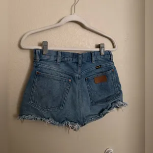 Wrangler Festival Denim Jeans Shorts Sz 26 High Rise‎ Cutoffs Blue raw hem thumbnail 6