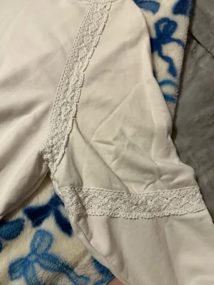 Francesca's V-neck sweatshirt thumbnail 3