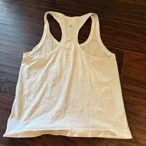 Lululemon size 4 Women's White Racerback Tank Top thumbnail 5