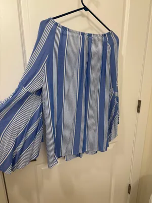 Flowy, bell sleeve blue/white top Blue Size M thumbnail 2