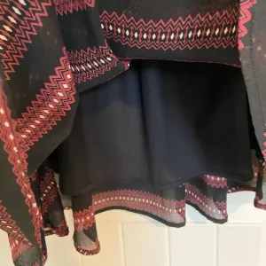 EUC | Bar III women’s dark color patterned cinched waist dress —‎ small thumbnail 3