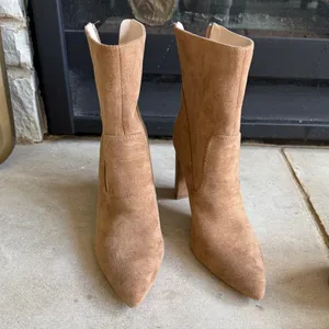 ⚜️ 3/$25 ⚜️ NWOT Lulus Phoenix Brown Suede Pointed-Toe Ankle Booties, size 8. thumbnail 3