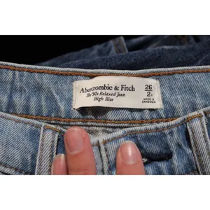 Abercrombie & Fitch The '90s Relaxed Jean High Rise Blue Jeans Size 26 2 NWT NEW thumbnail 4