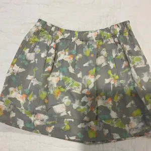 J. Crew 100% Cotton Elastic Waist Pockets Gray Floral Mini Skirt Size Small thumbnail 4