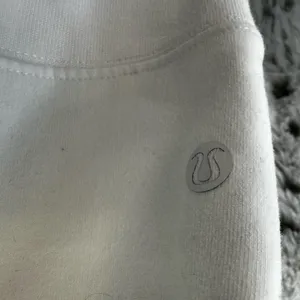 1024. Lululemon Loungeful Crewneck Pullover cream sz ptp 21. No sz tag thumbnail 3