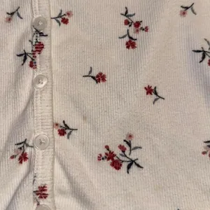 Hollister Floral Ribbed Baby Tee – Medium thumbnail 3