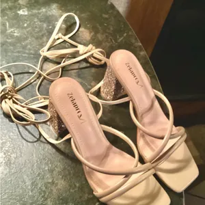 NIB Zelaproxy Women's Tan Strappy Lace up Glitter Chuncky Block Heels. Size:8 thumbnail 4