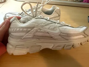 White Nike Sneakers  thumbnail 2