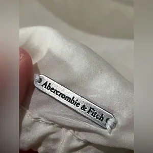 Abercrombie & fitch New York 100% silk top size small in a cream ivory color thumbnail 4