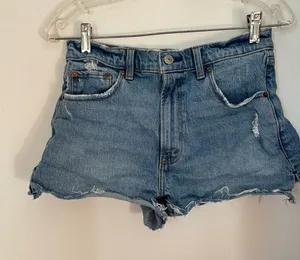 Abercrombie & Fitch The Mom Short High Rise Size 27/4 Medium Wash thumbnail 1