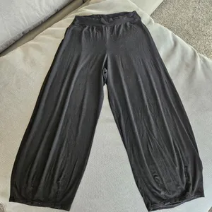 F.H. Clothing Co. woman’s size large cropped pants in black thumbnail 1