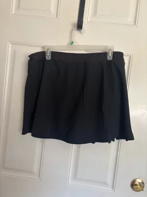Large 12/14 Avia solid black wrap-style silhouette side Pleated Skort. thumbnail 2