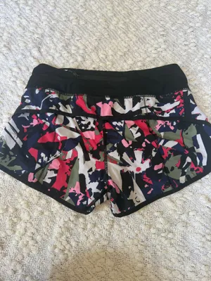 Discontinued Lululemon Speed Up Shorts Size 4 thumbnail 2