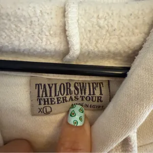 Taylor Swift‎ Eras Tour Sweatshirt Cream Black Size XL thumbnail 3