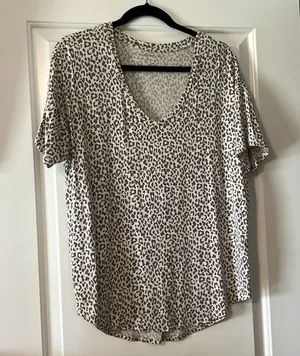 American Eagle V neck top thumbnail 1