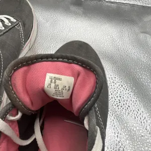Vans‎ Women's Size 8 Gray Canvas Lace-Up Sneakers Pink Lining Casual Shoes thumbnail 2