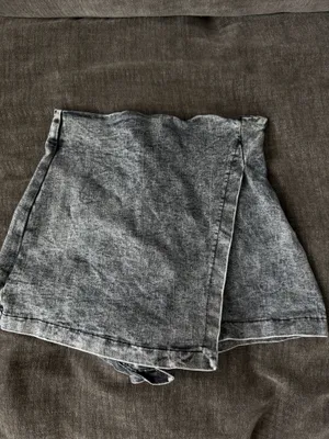 BLACK- Vestique Acid Wash Denim Skort thumbnail 2