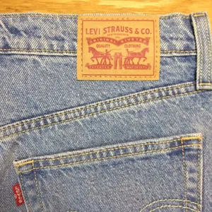 Levi’s mini skirt denim jean light wash distressed 30 thumbnail 5