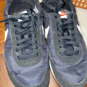 womans size 9.5 nike black daybreak tennis shoes thumbnail 2