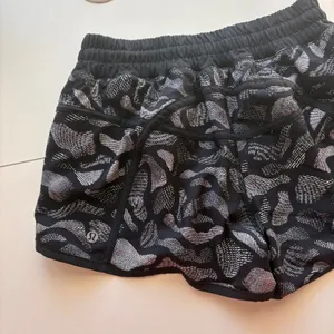 Lululemon‎ Tracker Short V Women Size 6 Black White Abstract Print Running thumbnail 8