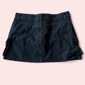 Source Unknown Black low rise cargo mini skirt thumbnail 2