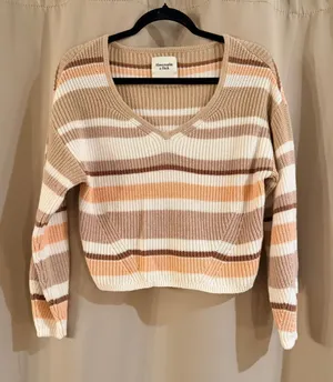 Abercrombie & Fitch Striped V-Neck Sweater in Beige, White, Peach thumbnail 1