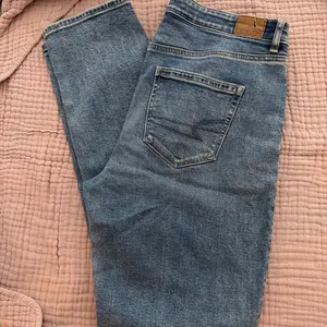 American Eagle Strigid Mom Jeans thumbnail 2
