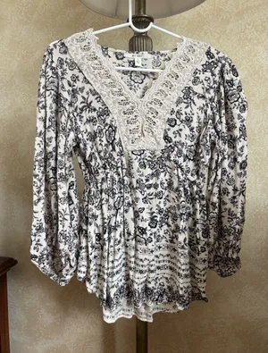 Miami Boho Lace-Trim Floral Peasant Top in Navy & Cream - Size: small thumbnail 1