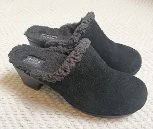 Crocs‎ Women's Black Cobbler Suede Faux Fur Lined Slip On Mule Clogs Shoes Sz 7 thumbnail 1
