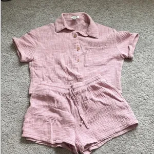Pink button thumbnail 1