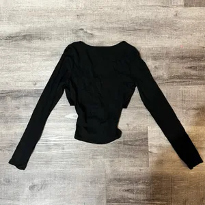HALARA Ribbed Knit Square Neck Cut Out Long Sleeve Curved Hem Cropped Top thumbnail 4