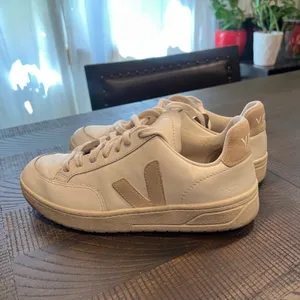 Veja V-12 Leather Sneakers in Extra-White/Sable 7 women thumbnail 3