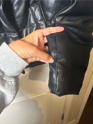 Abercrombie & Fitch Black Cropped Puffer Jacket thumbnail 6