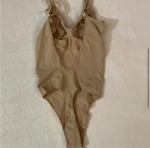 SKIMS LOW BACK Sculpting Bodysuit S/M thumbnail 4