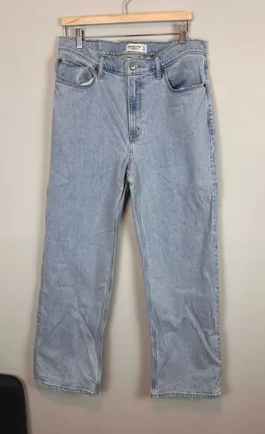 Abercrombie 90s Relaxed Jeans High Rise Light Wash Size 31 Regular thumbnail 1