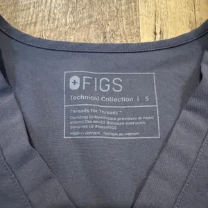 FIGS Catarina Contrast One-Pocket Scrub Top thumbnail 2
