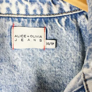 Alice And Olivia Dean Boxy Cropped Cotton Button Front Jean Denim Jacket Acid XS thumbnail 2