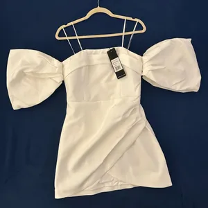 Elliatt *NWT* Palladium Mini Dress in Ivory with Puffy Sleeves thumbnail 8