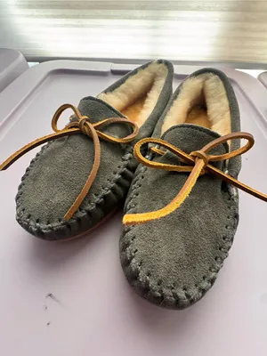 Minnetonka 3345 Sheepskin Hardsole Moccasin Slippers Gray Women’s 6 NIB thumbnail 8